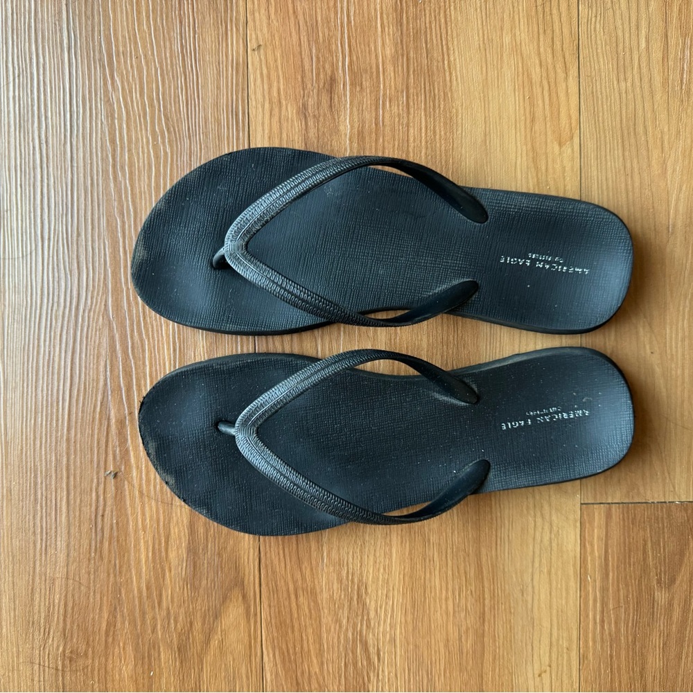 American Eagle Flip Flops
